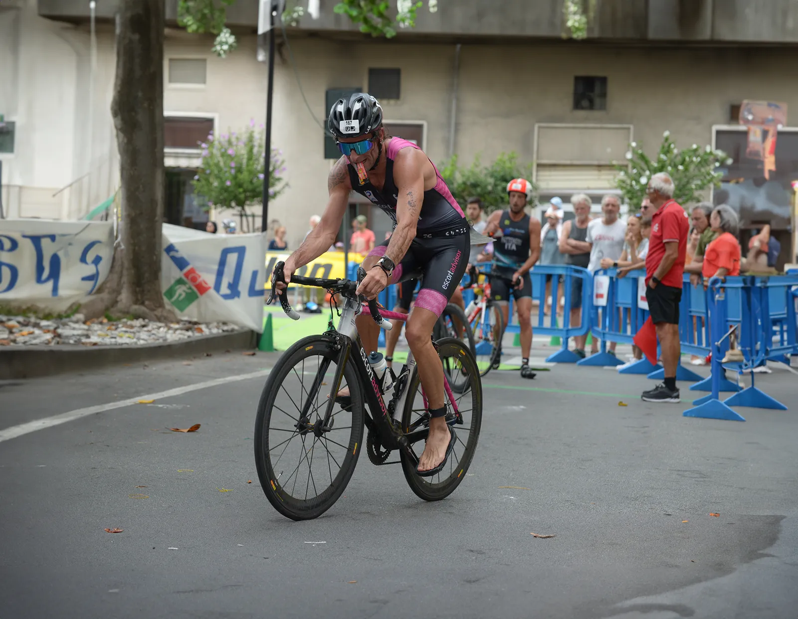 Tra acqua e terra, Anelli continua a macinare km
