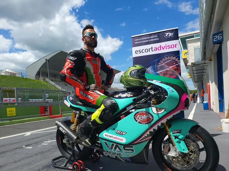 I rituali del pilota Andrea Majola prima di una gara