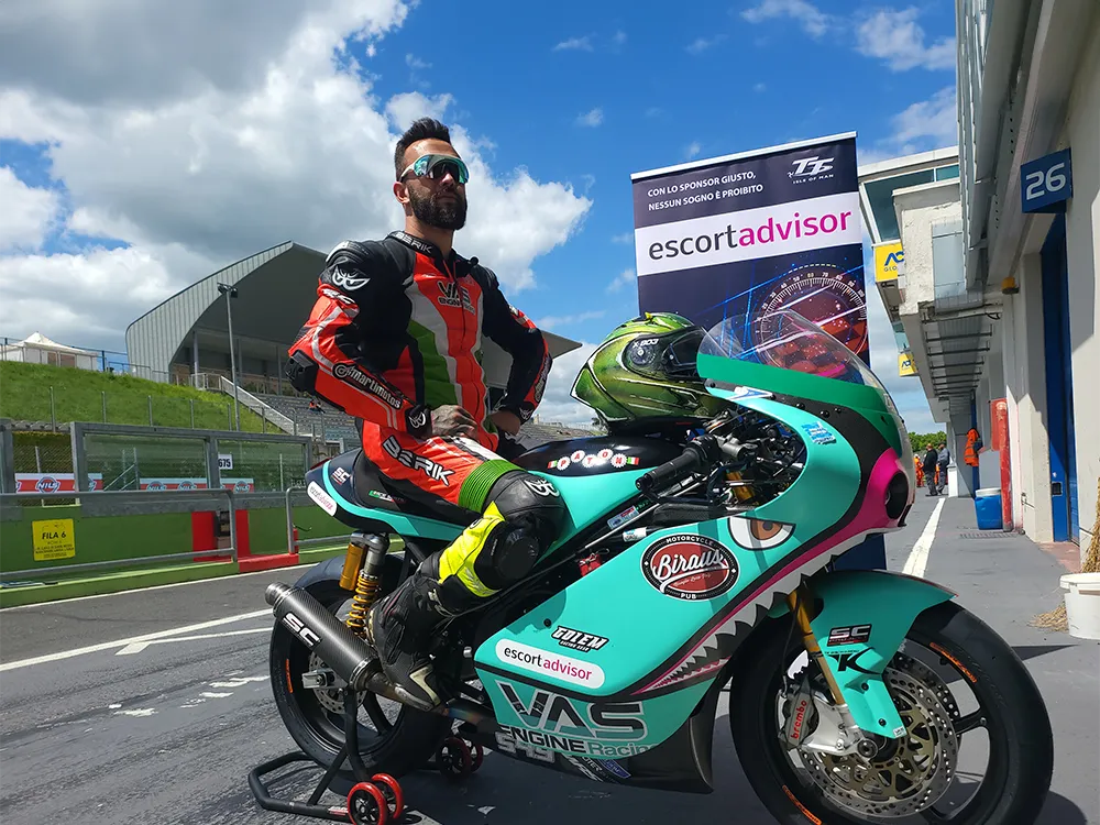 I rituali del pilota Andrea Majola prima di una gara